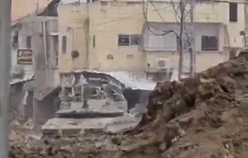 Thumbnail preview image for the video titled: Israeli tanks maneuvering in Jenin