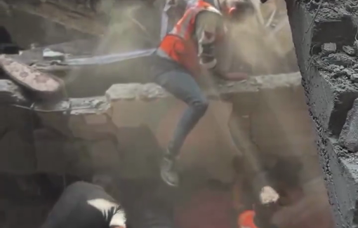 Thumbnail preview image for the video titled: Search for victims under the rubble of a house in Al-Shujaiya