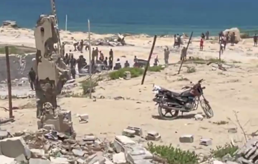 Thumbnail preview image for the video titled: Aid seekers near the Zikim crossing take cover from Israeli gunfire and patrol boats