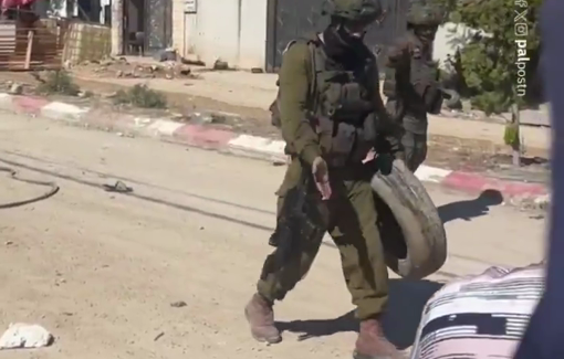 Thumbnail preview image for the video titled: Residents of Tulkarm camp are trying to reach their homes that are under threat of demolition to retrieve their belongings