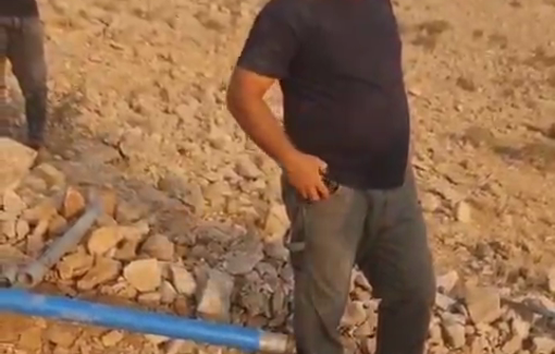 Thumbnail preview image for the video titled: The settler Isaschar Mann preventing the residents of Umm al-Khair from repairing the water pipe