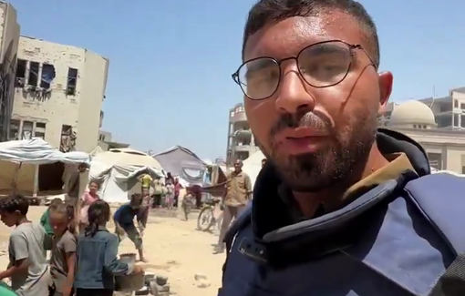 Thumbnail preview image for the video titled: Displaced children in eastern Gaza City scramble to secure food amid Israeli assault