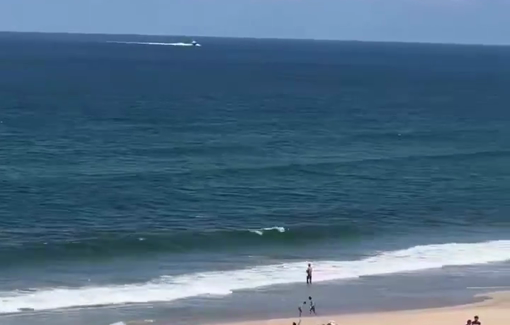 Thumbnail preview image for the video titled: Israeli naval boats monitor closely thousands returning to northern Gaza