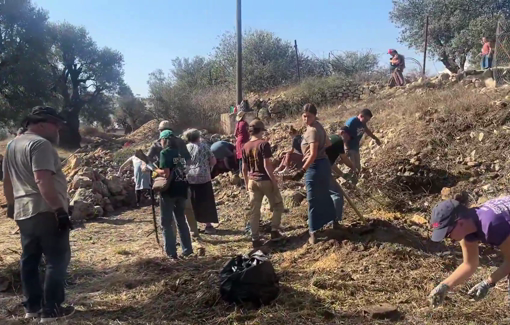 Thumbnail preview image for the video titled: American right-wing volunteers came from the US to assist Israeli settlers in taking over our land in Hebron.