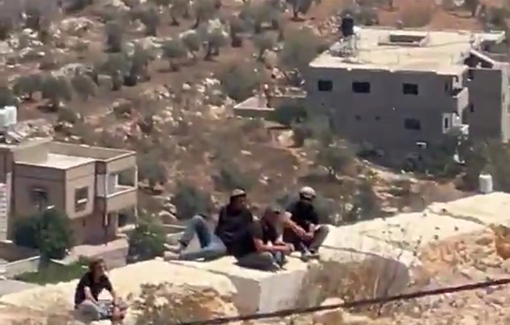 Thumbnail preview image for the video titled: Border Police attempt to negociate with the settlers besieging the Palestinian houses in Qusra