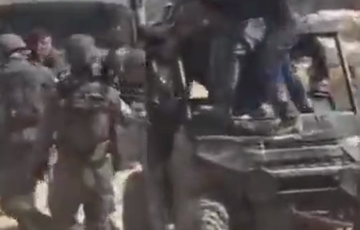 Thumbnail preview image for the video titled: Clashes between settlers besieging three houses and Israeli soldiers in the Palestinian village of Qusra