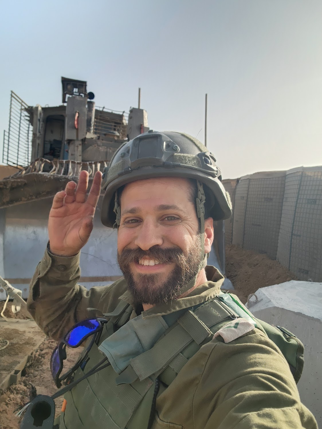 Thumbnail preview image for the video titled: Ukrainian Bnaya Peretz chose to destroy Gaza rather than defend his country against Russia