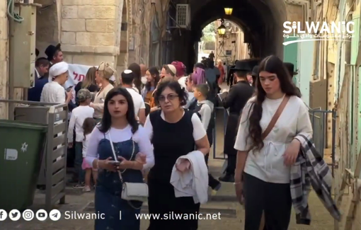 Thumbnail preview image for the video titled: Settlers storm al-Silsila Gate area in East Jerusalem after desecrating Al-Aqsa mosque on Sukkot